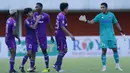 Para pemain Persita Tangerang merayakan hasil imbang 1-1 melawan Bali United usai berakhirnya laga matchday ke-3 Grup D Piala Menpora 2021 di Stadion Maguwoharjo, Sleman, Jumat (2/4/2021). (Bola.com/M Iqbal Ichsan)