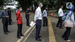 Pelaku sektor jasa keuangan antre untuk menjalani vaksinasi COVID-19 di Lapangan Tennis Indoor Senayan, Jakarta, Rabu (16/6/2021). Untuk tahap awal, vaksin akan diberikan kepada 10 ribu pelaku sektor jasa keuangan di Jakarta. (Liputan6.com/Faizal Fanani)