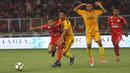 Gelandang Persija Jakarta, Riko Simanjuntak, berusaha melewati gelandang Bhayangkara FC, Alsan Sanda, pada laga Liga 1 di SUGBK, Jakarta, Jumat (23/3/2018). Kedua klub bermain imbang 0-0. (Bola.com/Asprilla Dwi Adha)