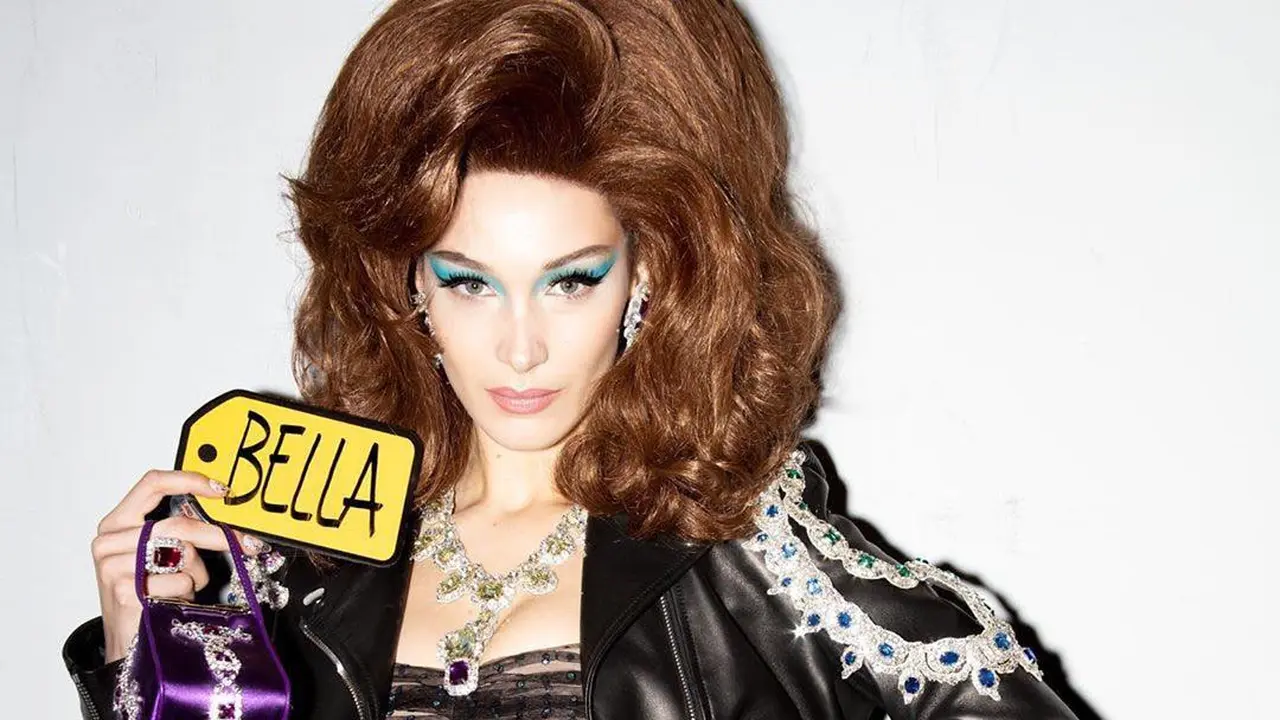 Bella Hadid/Moschino