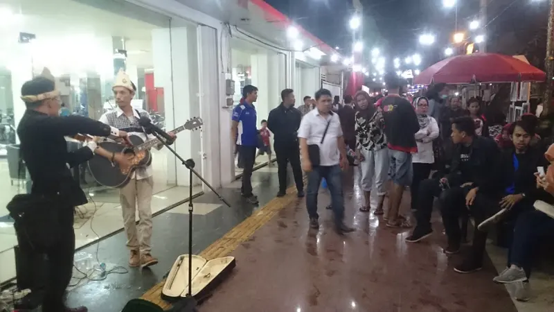 Para seniman musik menghibur pengunjung Pedestrian Palembang (Liputan.com/Nefri Inge)