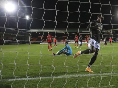 Pemain Manchester United Marcus Rashford mencetak gol ke gawang Luton Town pada pertandingan babak ketiga Piala Liga Inggris di Kenilworth Road, Luton, Inggris, Selasa (22/9/2020). Manchester United mengalahkan Luton Town 3-0. (Nick Potts/Pool via AP)