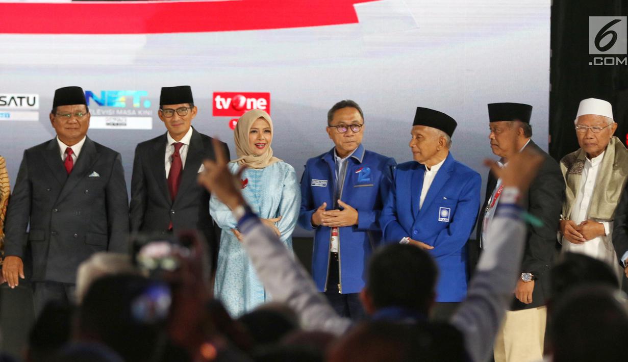 Capres dan Cawapres nomor urut 02 Prabowo Subianto-Sandiaga Uno dan Badan Pemenangan Nasional usai Debat Pilpres 2019 kelima di Jakarta, Sabtu (13/4). Debat kelima merupakan debat terakhir dalam masa kampanye. (Liputan6.com/Johan Tallo)