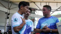 Mantan pemain Manchester United dan Liverpool, Michael Owen (kanan) berbincang dengan selebriti Ibnu Jamil usai fun football 3x3 antara tim putih dan tim biru yang diperkuat oleh tim selebriti saat launching MOJI di Sumarecon Mall Serpong, Tangerang Selatan, Minggu (21/08/2022). (Bola.com/Bagaskara Lazuardi)