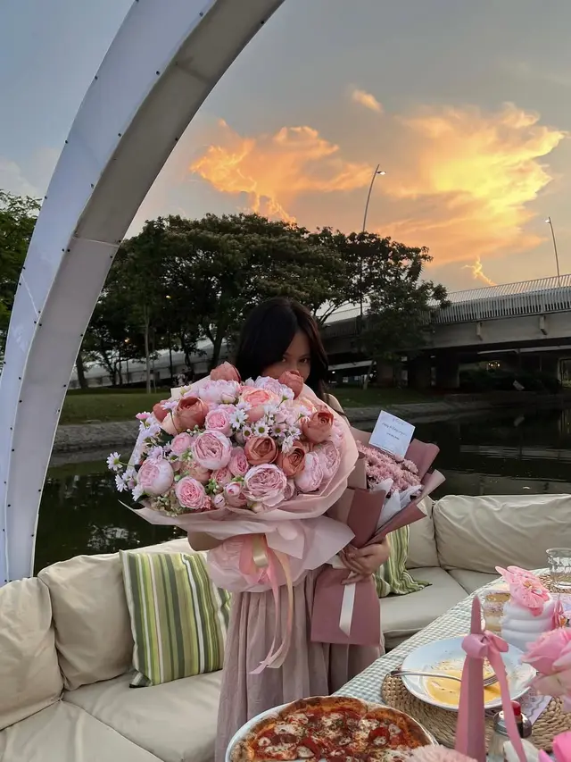 6 Potret Manis Ultah Hanggini ke-26, Kejutan Romantis dan Pesona Dress Pink