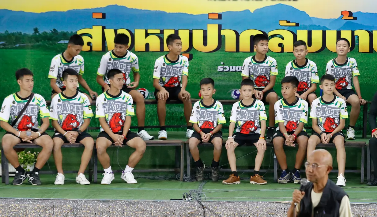 12 anak laki-laki dan pelatih sepak bola mereka, yang diselamatkan dari gua banjir di Thailand muncul di depan umum untuk pertama kalinya sejak keluar dari rumah sakit di Chiang Rai, Rabu (18/7). Mereka menceritakan pengalaman mereka. (AP/Vincent Thian)
