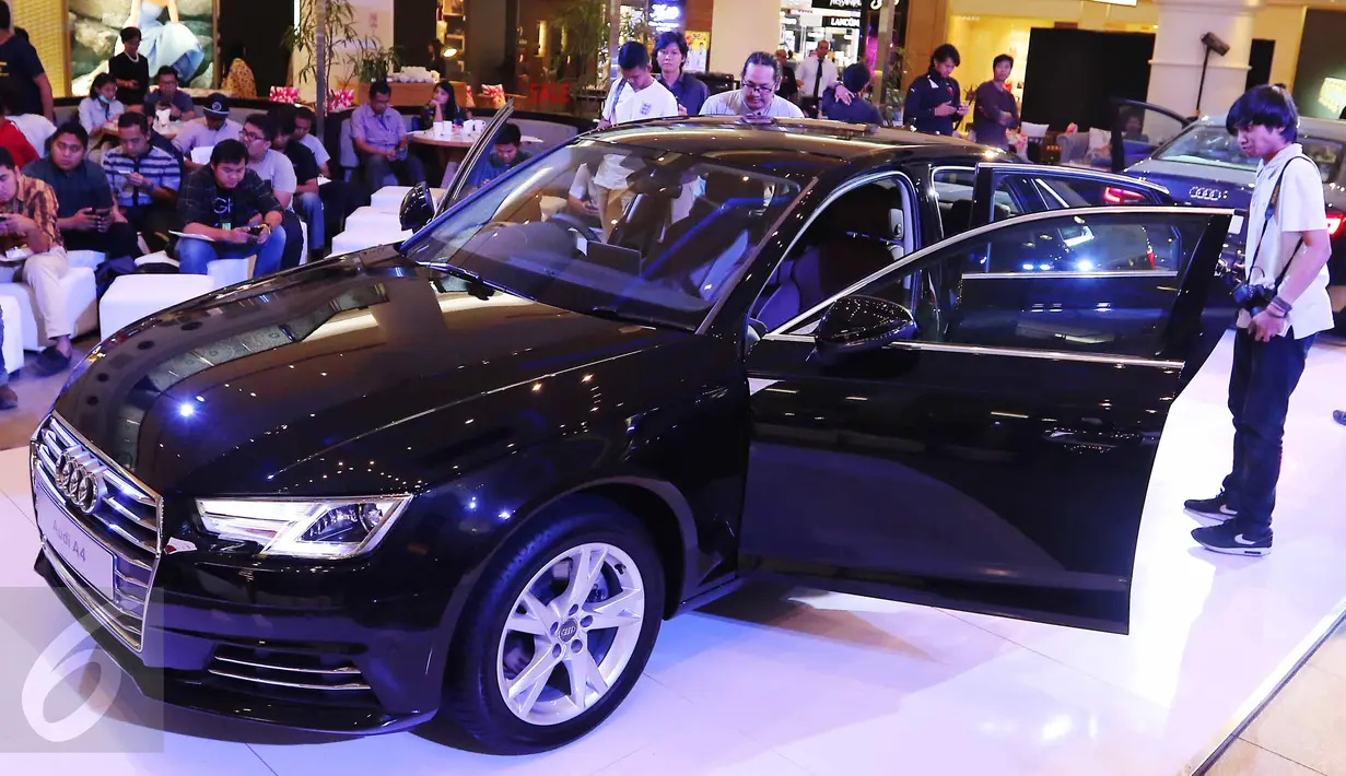 Pengunjung melihat interior sedan The All New Audi A4 yang baru diluncurkan di Jakarta, (1/6). Audi A4 terbaru ini menggabungkan dua kekuatan penting dalam sebuah mobil, yaitu desain sporty dan efisiensi bahan bakar.  (Liputan6.com/Angga Yuniar)