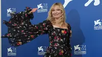 Aktris Kirsten Dunst menyapa pengemarnya saat menghadiri pemutaran film "Woodshock" di Festival Film Venice ke-74 di Venice Lido, Italia (4/9). Film "Woodshock" ditulis dan disutradarai oleh Kate dan Laura Mulleavy. (Photo by Joel Ryan/Invision/AP)