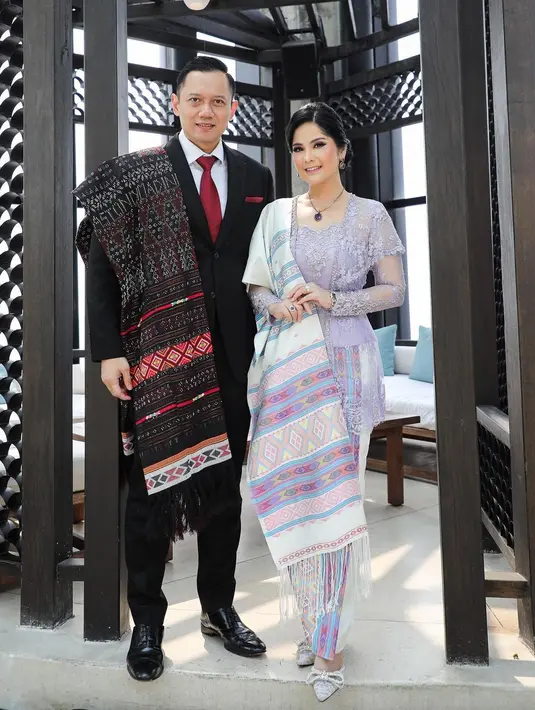 AHY dan sang istri Annisa Pohan sering menunjukkan interaksi yang membuat iri netizen. Annisa Pohan sering membagikan momen dirinya setia mendampingi sang suami bertugas, seperti di foto ini. AHY tampil gentleman dengan setelan jas dan celana panjang hitam, kemeja putih, dan dasi merah, sedangkan Annisa Pohan anggun berbalut kebaya ungu yang dipadukan dengan kain wastra bernuansa senada. [Foto: Instagram/agusyudhoyono]