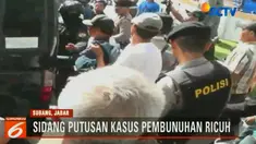 Polisi yang hendak membawa terdakwa ke mobil tahanan dihadang keluarga korban yang sudah menunggu di depan pengadilan.
