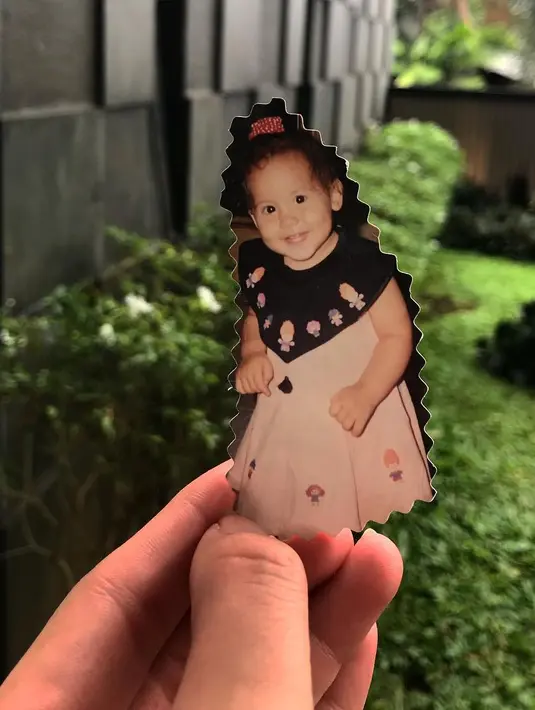 Pevita merupakan salah satu selebriti yang hobi mengunggah foto-foto kecilnya. Seperti yang satu ini, tertuliskan di keterangan unggahannya, gadis kecil yang ada di foto ini adalah  Pevita yang lahir di tahun 1992. (Instagram/pevpearce)