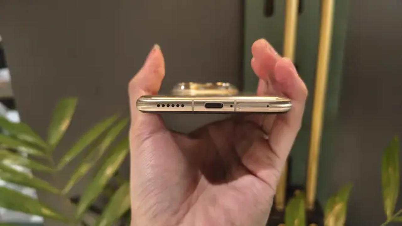 Tampak bawah Huawei Pura 80 Ultra.(Liputan6.com/ Anka Fergy Agustian)