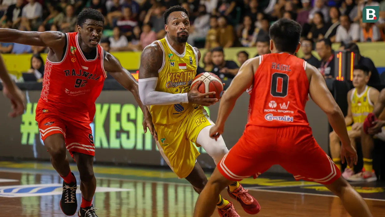FOTO Kesatria Bengawan Solo Kalahkan Rajawali Medan di IBL 2024