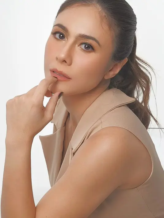 Bukankah potret Wulan Guritno yang satu ini juga tak kalah memukau? Dengan makeup bernuansa cokelat yang hangat, gaya rambut sleek bisa membingkai paras Wulan Guritno dengan sangat baik di sini. Foto: Instagram.