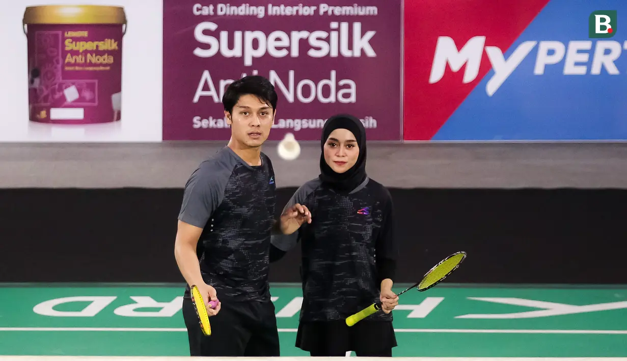 <p>Pasangan selebritas, Rizky Billar dan Lesti Kejora saat melawan pasangan Raffi Ahmad dan Nagita Slavina pada laga bulu tangkis Turnamen Olahraga Selebriti Indonesia (TOSI) di GOR UNJ, Jakarta, Minggu (16/07/2023). Pasangan Rizky dan Lesti menang dua set langsung atas pasangan Raffi dan Gigi dengan skor 21-12, 21-10. (Bola.com/Bagaskara Lazuardi)</p>