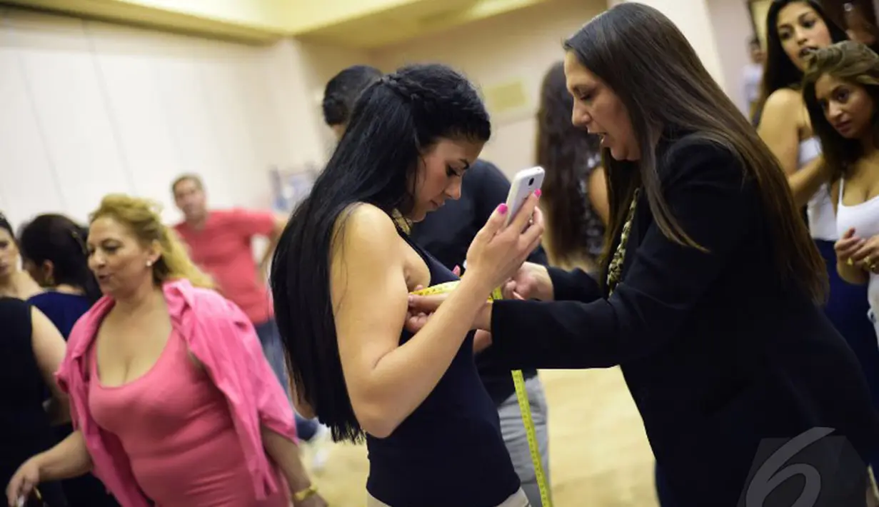 Peserta sedang diukur lebar dadanya oleh panitia Miss Gipsy 2014 Spanyol, Jumat (9/5/2014) (AFP PHOTO / PIERRE-PHILIPPE Marcou)