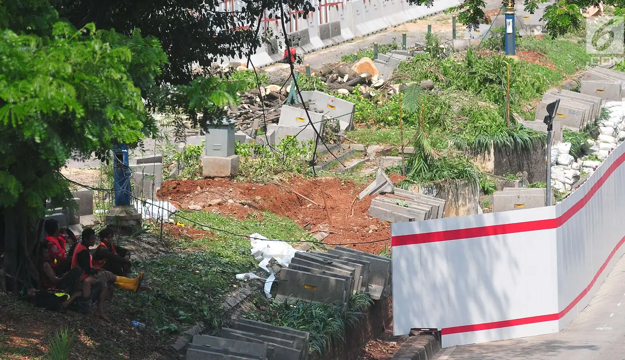 Pekerja beristirahat saat menyelesaikan proyek kereta api ringan atau LRT di kawasan Kuningan, Jakarta, Rabu (26/7). Koridor ini akan membentang dari Cawang hingga Dukuh Atas yang melewati sisi Jalan MT Haryono dan Rasuna Said. (Liputan6.com/Helmi Afandi)