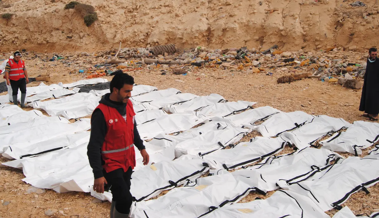 Bulan Sabit Merah Libya menemukan 74 mayat imigran yang terhempas laut hingga ke pantai barat dari ibu kota Libya, Selasa (21/2). Para imigran itu diduga kuat adalah para imigran asal Afrika yang berusaha mencapai Eropa. (MOHANED KREMA/AFP)