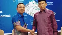 Direktur Digital Service XL ,Ongki Kurniawan, bersama Gubernur NTB, M Zainul Madji saat implementasi kerja sama XmartCities Lombok di Mataram, Kamis (11/2/2016).