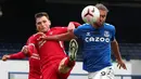 Penyerang Everton, Dominic Calvert-Lewin, berebut bola dengan Bek Liverpool, Andrew Robertson, pada laga lanjutan Liga Inggris di Goodison Park, Sabtu (17/10/2020) malam WIB. Liverpool bermain imbang 2-2 atas Everton. (AFP/Peter Byrne/pool)