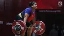 Lifter Indonesia, Nurul Akmal bersiap melakukan angkatan di kelas 75+ kilogram putri angkat besi Asian Games 2018 di JI Expo,Kemayoran, Senin (27/8). Nurul Akmal gagal meraih medali dengan total seberat 253 kilogram. (Lipujtan6.com/Helmi Fithriansyah)