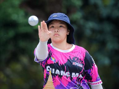 Sejumlah warga Thailand memainkan olahraga Petanque di Lapangan Latih Dua Kompleks 700th Anniversary of Chiang Mai Stadium, Kamis (11/12/2025).