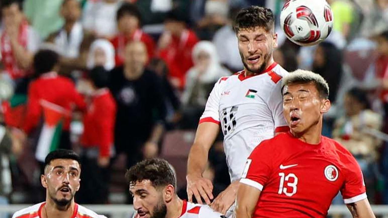 Keberhasilan Timnas Palestina lolos ke babak 16 besar Piala Asia 2023 ini memberikan secuil kegembiraan di tengah peperangan yang terus berlanjut di Jalur Gaza. Foto: REUTERS/Thaier Al-Sudani
