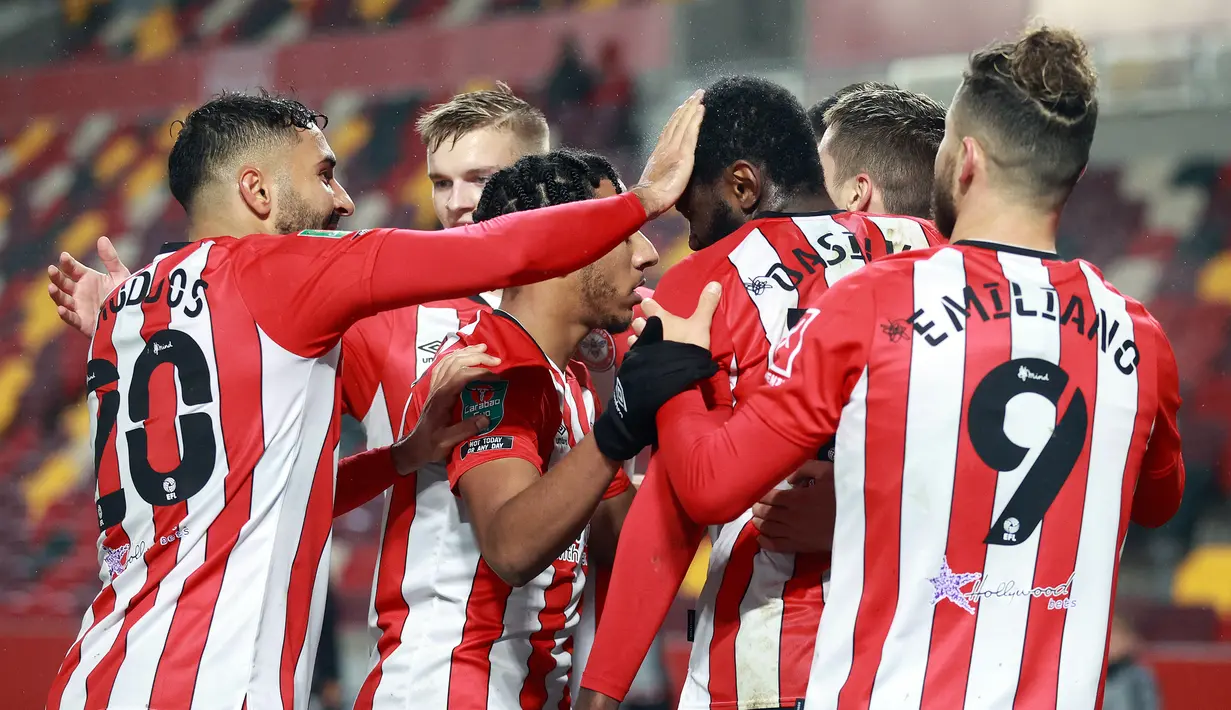 Para pemain Brentford merayakan gol yang dicetak gelandang Josh Dasilva ke gawang Newcastle United dalam laga perempatfinal Piala Liga Inggris Carabao Cup di Brentford Community Stadium, Selasa (22/12/2020). Brentford menang 1-0 atas Newcastle United (AFP/Hannah McKay/Pool)