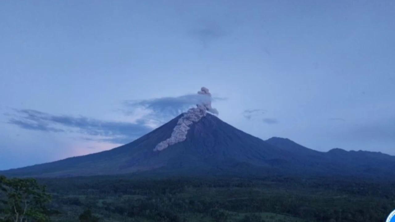 Gunung Semeru Erupsi Dua Kali Pagi Ini, Kolom Abu Capai 1.000 Meter