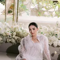 Elegan dengan Sentuhan Berani, Gaya Bridal Ranty Maria Jelang Menikah. [@rantymaria].