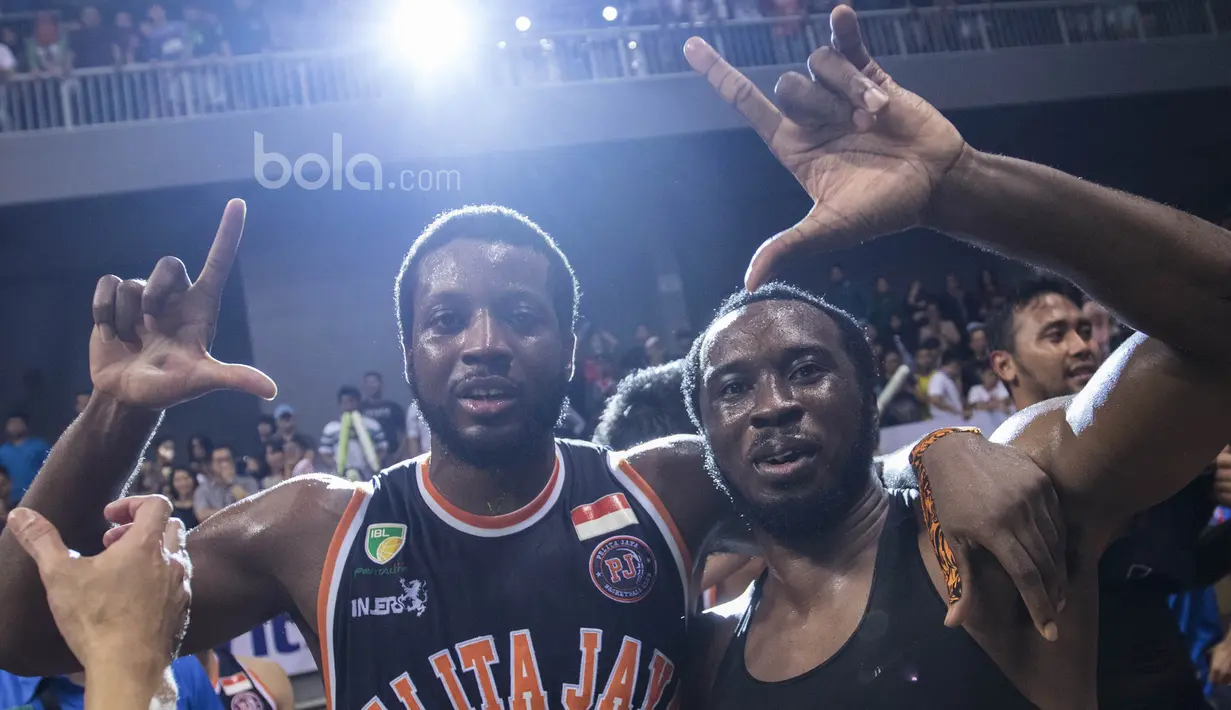 Dua legiun asing Pelita Jaya merayakan gelar juara IBL 2017 usai menaklukkan Satria Muda 72-62 di GOR Britama Arena, Jakarta, Minggu (7/5/2017). PJ menang 2-1 atas Satria Muda. (Bola.com/Vitalis Yogi Trisna)