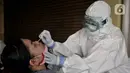 Pedagang saat menjalani Tes Swab Covid-19 di Pasar Kramat Jati, Jakarta, Rabu (17/6/2020). Ratusan pedagang Pasar Kramat Jati menjalani tes swab secara bertahap sebagai upaya pemerintah memutus rantai penyebaran virus Covid-19. (merdeka.com/Iqbal S. Nugroho)