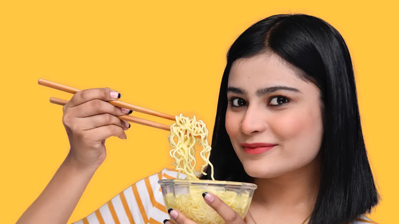 Ilustrasi makan mi instan