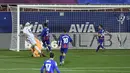 Penyerang Real Madrid, Karim Benzema (kiri) mencetak gol ke gawang Eiba pada laga lanjutan Liga Spanyol di Stadion Ipurua, Senin dinihari WIB (21/12/2020). Benzema menjadi pahlawan dalam kemenangan Madrid karena menciptakan satu gol dan dua assist di laga tersebut. (AP/Alvaro Barrientos)