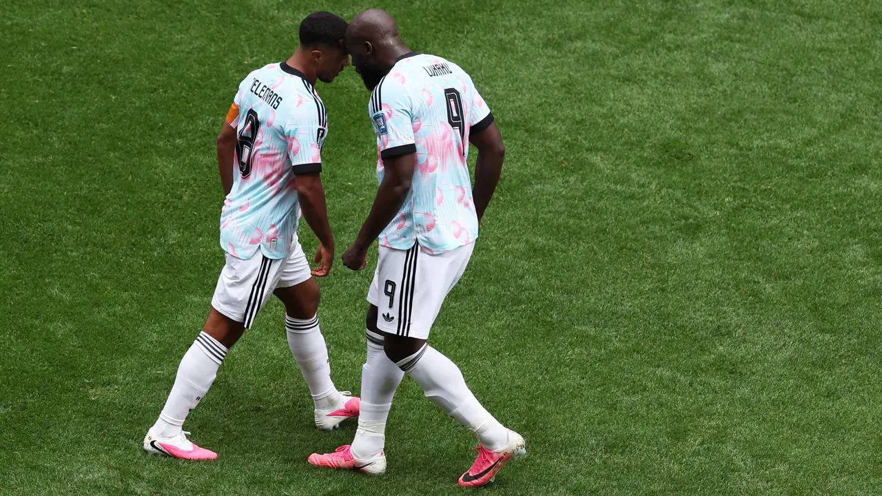 Pemain Belgia Youri Tielemans (kiri) merayakan gol bersama rekan setimnya Romelu Lukaku