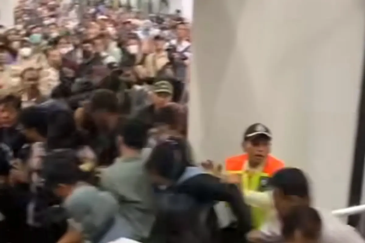 Video viral merekam detik-detik kepanikan para penumpang KRL yang hendak menaiki eskalator di Stasiun Manggarai, Jakarta Selatan.