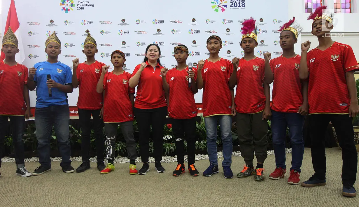 Menko Pembangunan Manusia dan Kebudayaan (PMK) Puan Maharani foto bersama timnas anak jalanan Garuda Baru di Jakarta, Selasa (8/5). Garuda Baru akan berlaga di Piala Dunia Anak Jalanan (Street Child World Cup/SCWC) 2018. (Liputan6.com/Angga Yuniar)
