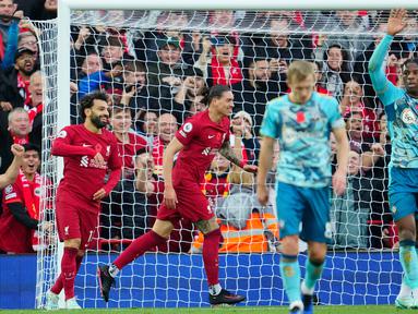 Pemain Liverpool Darwin Nunez (kedua kiri) melakukan selebrasi usai mencetak gol ke gawang Southampton pada pertandingan sepak bola Liga Inggris di Stadion Anfield, Liverpool, Inggris, 12 November 2022. Liverpool mengalahkan Southampton dengan skor 3-1. (AP Photo/Jon Super)