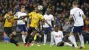 Para pemain Newport County dan Tottenham berebut bola pada laga Piala FA di Wembley Stadium, London, (7/2/2018). Tottenham menang 2-0. (AP/Alastair Grant)