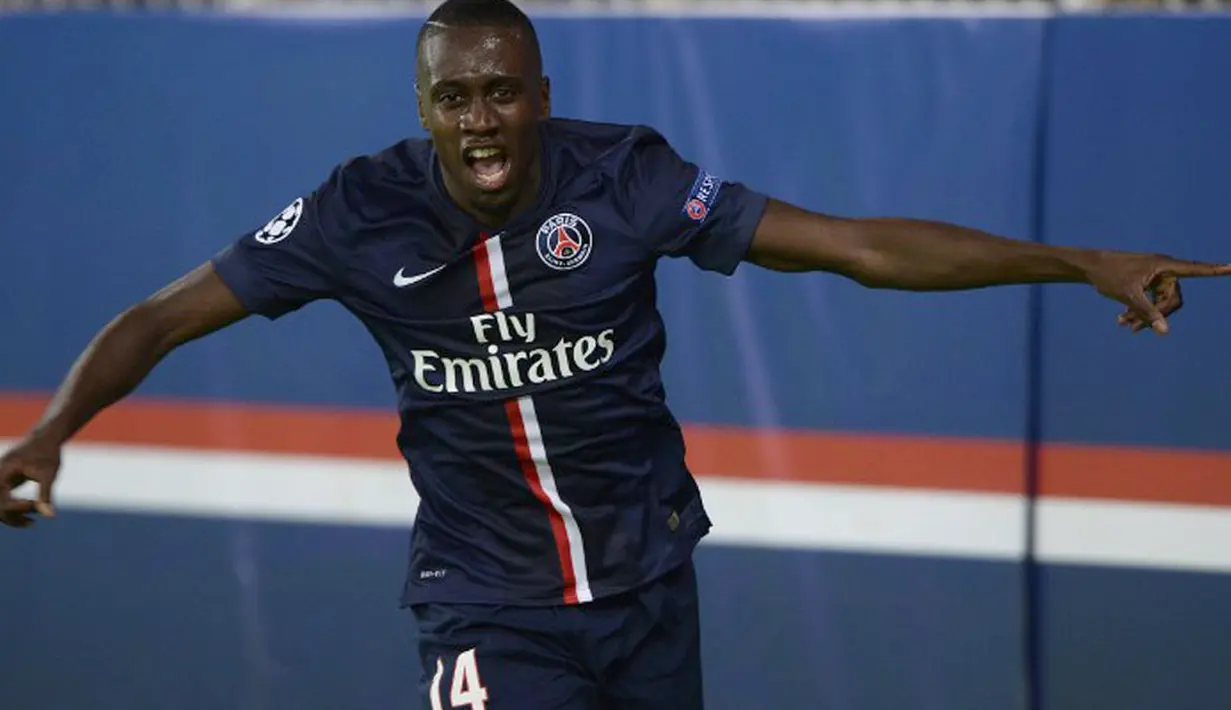 Gelandang PSG, Blaise Matuidi, berlari merayakan golnya ke gawang Barcelona di laga kedua Liga Champions 2014-2015 Grup F di Stadion Parc des Princes, Paris (1/10/2014). PSG unggul 3-2 atas Barcelona. (AFP PHOTO/Franck Fife)