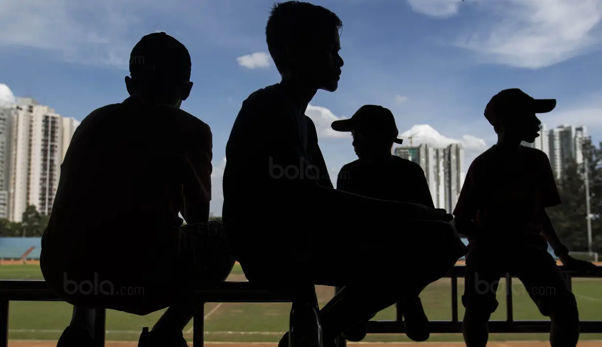 Siluet para pemain SSB Tulehu Putra sebelum latihan di Stadion Soemantri Brodjonegoro, Jakarta, Senin (4/12/2017). Sebanyak 13 anak Maluku ikut pelatihan Liga Remaja UC News. (Bola.com/Vitalis Yogi Trisna)