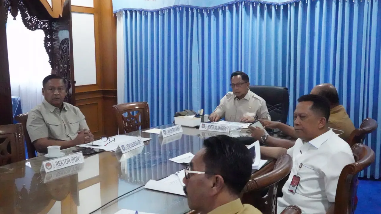 Kasatgas Percepatan Rehabilitasi dan Rekonstruksi (PRR) Pascabencana Sumatera Tito Karnavian saat memberikan arahan dalam Rapat Pengakhiran Masa Transisi Darurat Penanganan Bencana di Aceh dari Kabupaten Sumedang. (Istimewa)