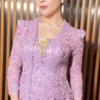 Kebaya tersebut kemudian ia padukan dengan rok batik berwarna coklat dan hitam. [@nikitawillyofficial94/@melinathemua]