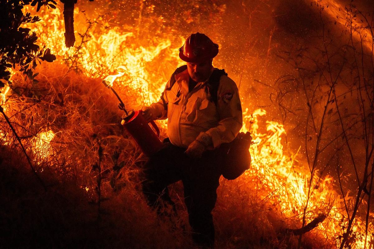 FOTO: Kebakaran Sandy Meluas Ribuan Warga Dievakuasi di California