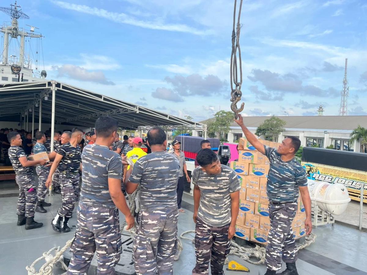 KRI Teluk Gilimanuk-531 Berlayar ke Lhokseumawe dan Kuala Idie Aceh Bawa Bantuan Kemanusiaan