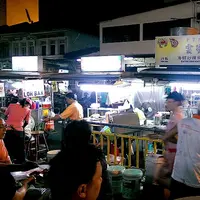 Jajanan pinggir jalan di Malaysia, khususnya di Penang, juga gak kalah ramai dengan yang di Jakarta.