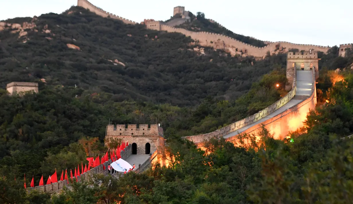 Bendera Olimpiade Musim Dingin Beijing 2022 terlihat di Tembok Besar China dalam kegiatan budaya untuk menyambut hitung mundur 500 hari jelang perhelatan akbar tersebut di Badaling, Distrik Yanqing, yang terletak di Beijing, ibu kota China, pada 20 September 2020. (Xinhua/Zhang Chenlin)
