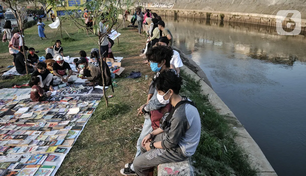 Suasana Perpustakaan Keliling di kawasan Kampung Melayu, Jakarta, Minggu (16/8/2020). Kegiatan sosial ini digelar oleh Komunitas Perpustakaan Jalanan Jakarta dan Rakyat Berbagi. (merdeka.com/Iqbal S. Nugroho)