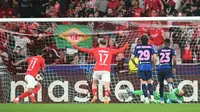 Gelandang Benfica asal Argentina #11, Angel Di Maria (L), mencetak gol kedua timnya saat pertandingan Liga Champions, fase liga hari kedua antara SL Benfica dan Club Atletico de Madrid di stadion Luz di Lisbon, Kamis dini hari WIB (3/10/2024). (Patricia DE MELO MOREIRA/AFP)