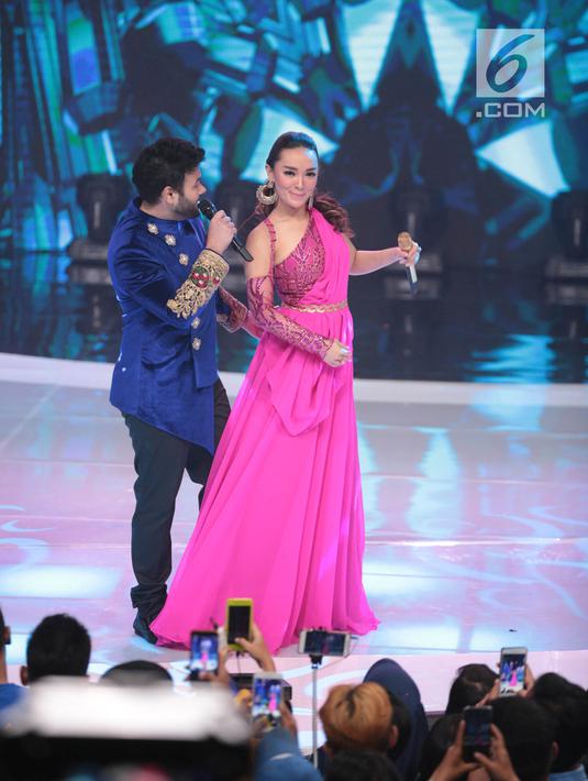 Aksi pedangdut Ridho Rhoma dan Zaskia Gotik saat tampil dalam Indonesian Dangdut Awards 2018 di Studio 5 Indosiar, Jakarta, Jumat (12/10). Mereka membawakan lagu Koi Mil Gaya dan Tum Hi Ho. (Liputan6.com/Faizal Fanani)